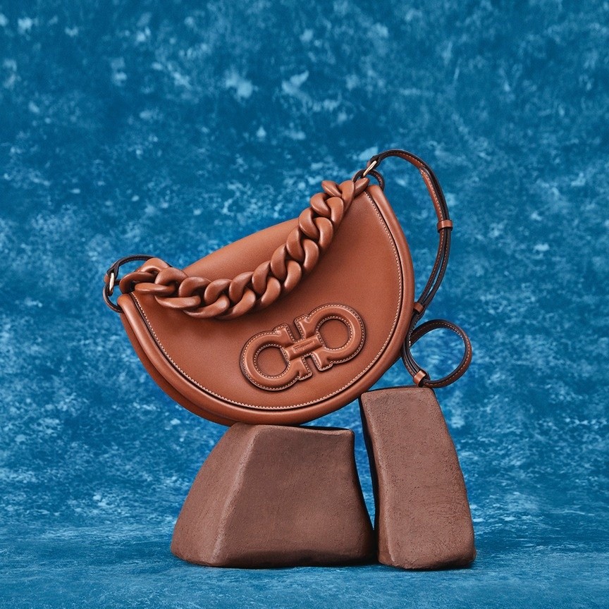 Làm mới mình trong mùa Thu Đông 2022 với túi yên ngựa Salvatore Ferragamo, Aura Bag